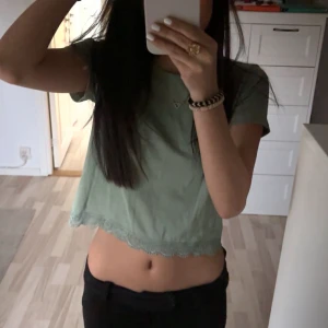 Jättefin ljusgrön topp  - Säljer en ljusgrön croppad topp med korta ärmar och söt spetskant längst ner 💕 Den är från Lindex kids i storlek 134/140 men passar mig jätte fint som använder xs 🥰 hör av er om ni har nå frågor! 💕