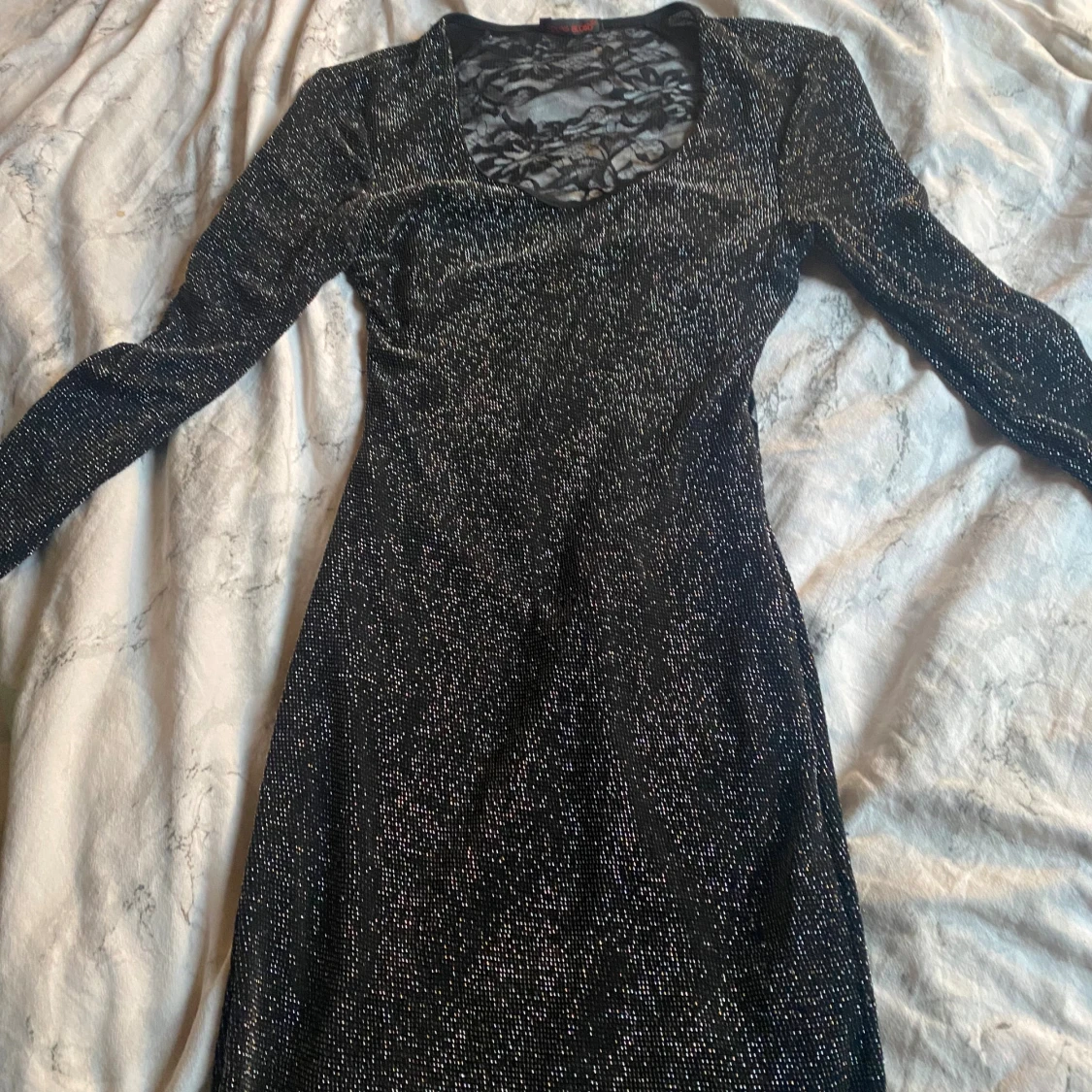 Svart glittrig klänning med spets