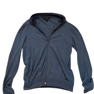 Blå zip hoodie Roy Robson - Mörkblå hoodie från Roy Robson med dragkedja hela vägen och huva. Tröjan är i mjukt bomullsmaterial och har långa ärmar samt ribbade muddar. Perfekt för en chill och stilren look.