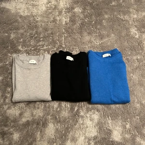 Tröjor Vila  - Tre snygga basic stickade tröjor från Vila, alla i S. bra skick även fast de använts några gånger. Säljer helst alla tillsammans för 350kr, annars kom med prisförslag. Tror originalpris för en är 250kr. Säljer då jag inte använder dom. Kom privat för frågor/bilder 🩷