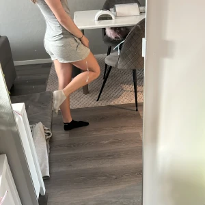 Grå mjukisshorts med snörning - Säljer ett par ljusgrå mjukisshorts med snörning i midjan och fickor på sidorna 💗