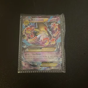 MEGA MAlakazam EX Pokémonkort - Pokémonkort av MEGA MAlakazam EX. Kortet har attacken Zen Force