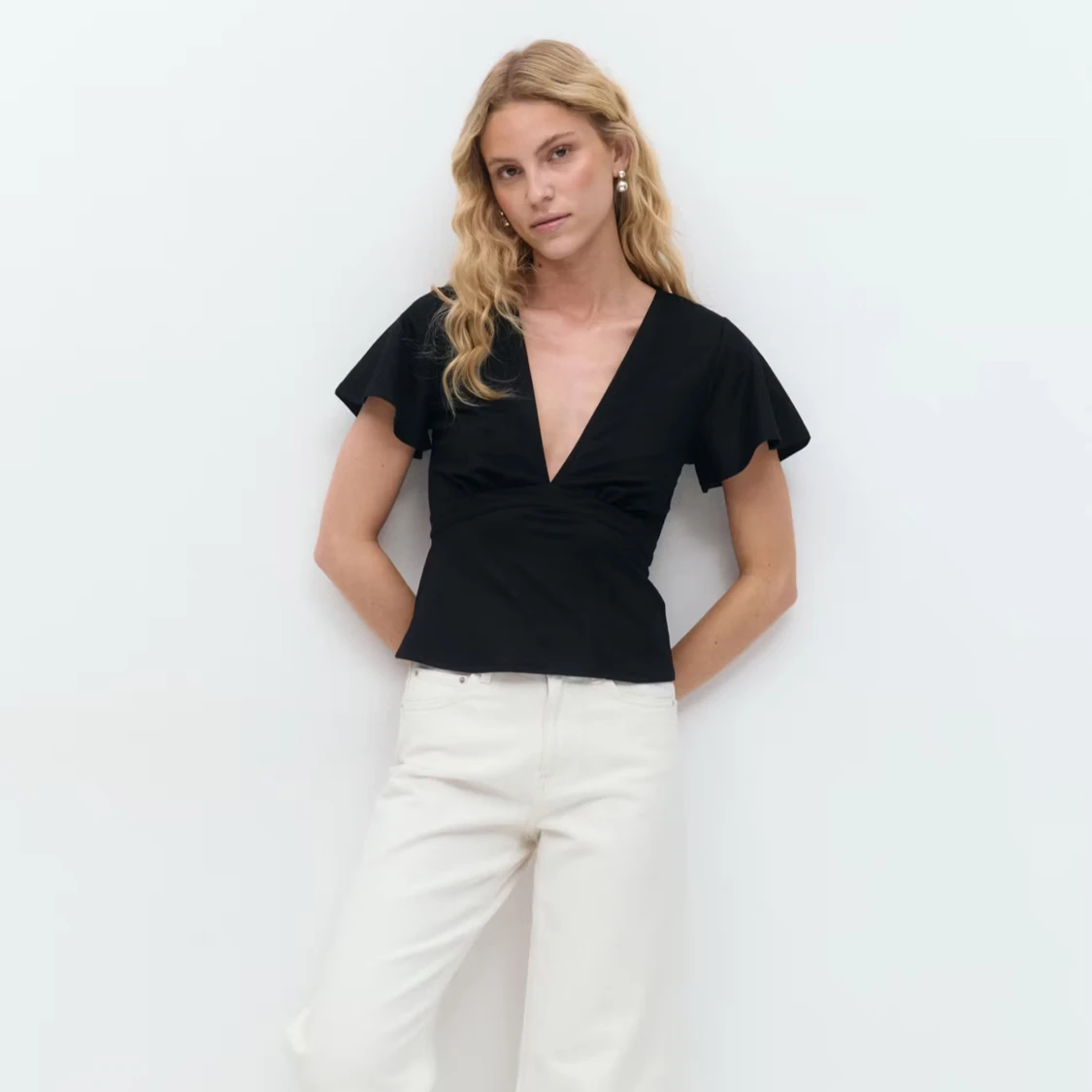 Svart v-ringad blus från Gina Tricot - 1