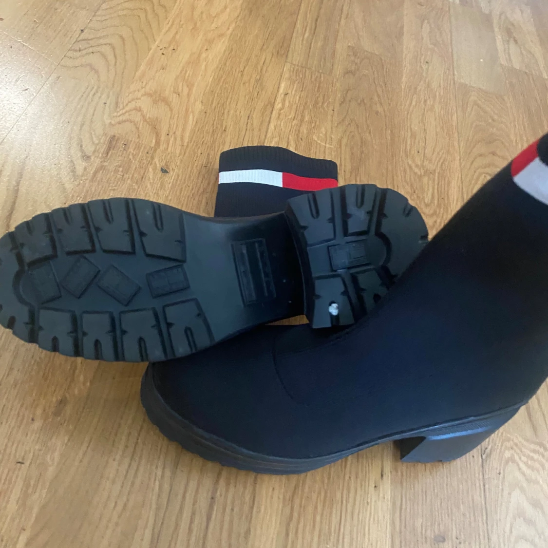 Svarta stickade boots med klack