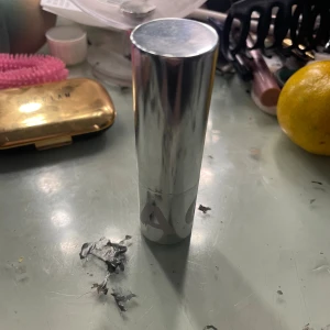 Stick foundation från Caia - Krämig stick foundation i en snygg silverfärgad hylsa från Caia.  Färgen är ljus beige med varm underton, perfekt för en naturlig bas. Har tyvär tagit bort färgs lappen så vet inte rikigt vilken färg den är. Använd 3 gånger.