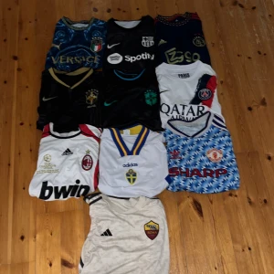 Fotbollströjor - Samling med ikoniska fotbollströjor från lag som Italien, Barcelona, Ajax, Brasilien, PSG, Milan, Sverige, Manchester United och Roma. Kontakta om intresserad.
