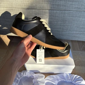 Maison margiela GAT skor NYA - Tjaba, säljer dessa sprillans nya maison margiela gatsen! Storlek 43, allt og ingår det vill säga dustbags och skolåda. Äktighets kontrollerade och bekräftade från vestaire collective. Hör av er vid eventuella frågor eller funderingar :)