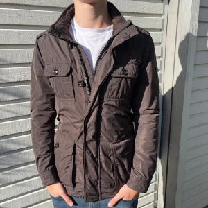 Hackett london field jacket - Tja! Säljer nu denna sjukt snygga hacket london jacka. Nypris ligger runt 4500kr men säljs nu för 1699kr. Skick 9.5/10 som ny utan minsta lilla defekt. Hör gärna av er vid minsta lilla fundering.