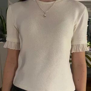 Tshirt Zara - Söt stickad topp med volanger! Tyvärr lite nopprig men syns inte så mycket💕storlek s men ganska liten i storlek. kom med prisförslag!!