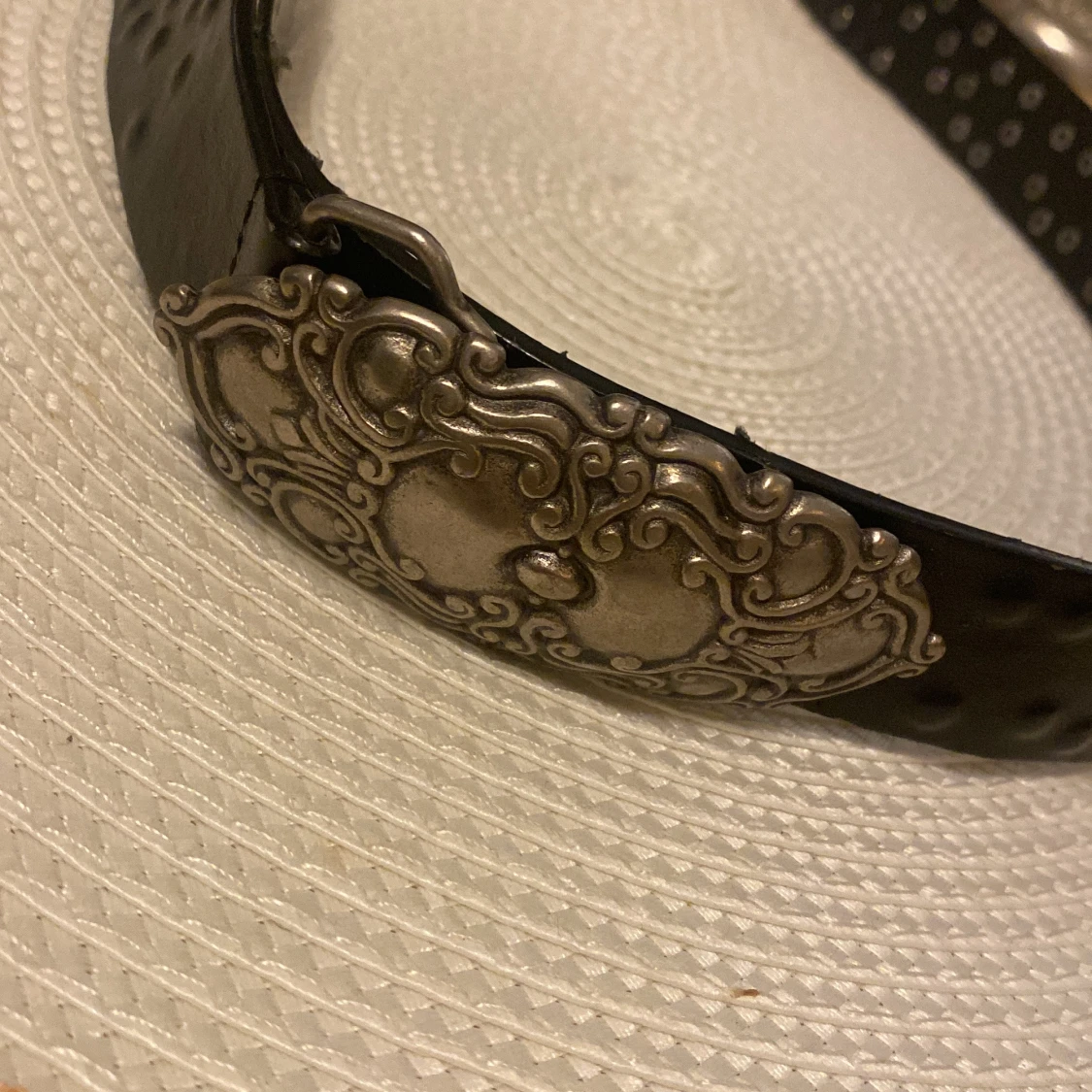 Svart bälte med stor dekorerad silverfärgad spänne - 3