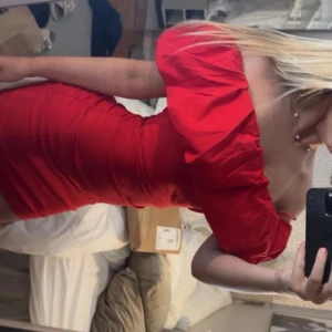 Röd offshoulder miniklänning zara  - Supersnygg röd kortklänning med offshoulder-modell och figurnära passform. Klänningen har volang upptill och är perfekt för dig som vill sticka ut. Passar dig som gillar trendiga och feminina plagg💓💓