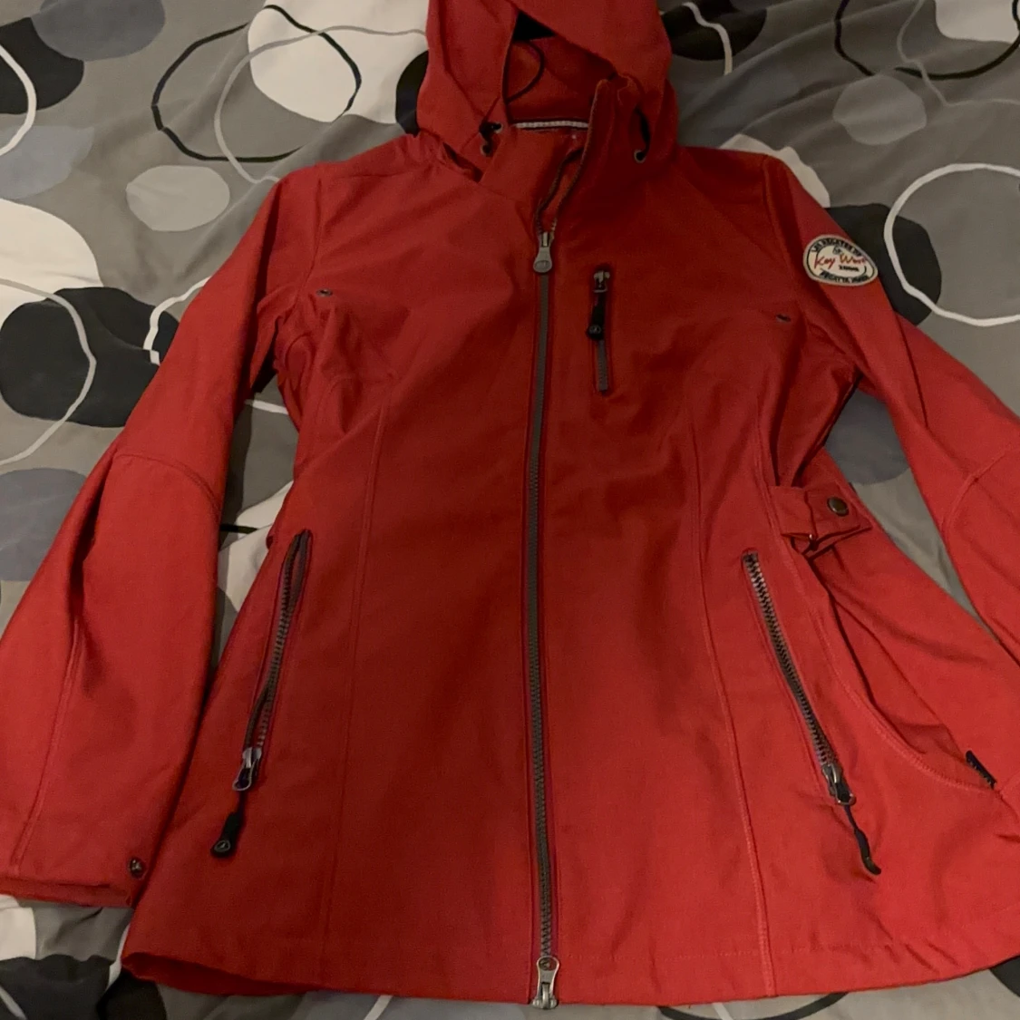Röd vindjacka från Key West, M