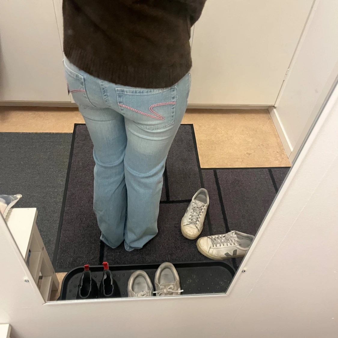 Lågmidjade jeans med rosa fickor  - 1