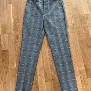 Rutiga chinos i nyskick strl 28/30 - Schyssta chinos från Jack & Jones som endast är testade en gång. Modellen är slim fit.