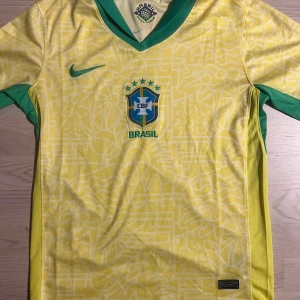 Brasilien fotbollströja - Säljer en helt ny fotbollströja. Passar dig runt 170 cm. Skick: 10/10 ✅ Inget namn på ryggen. Skriv vid minsta fundering