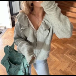 Volang stickad tröja  - Jätte söt stickad volang mintgrön tröja ifrån H&M i storlek Xs! Använd ett fåtal gånger men kommer tyvärr inte till användning längre.💕💕