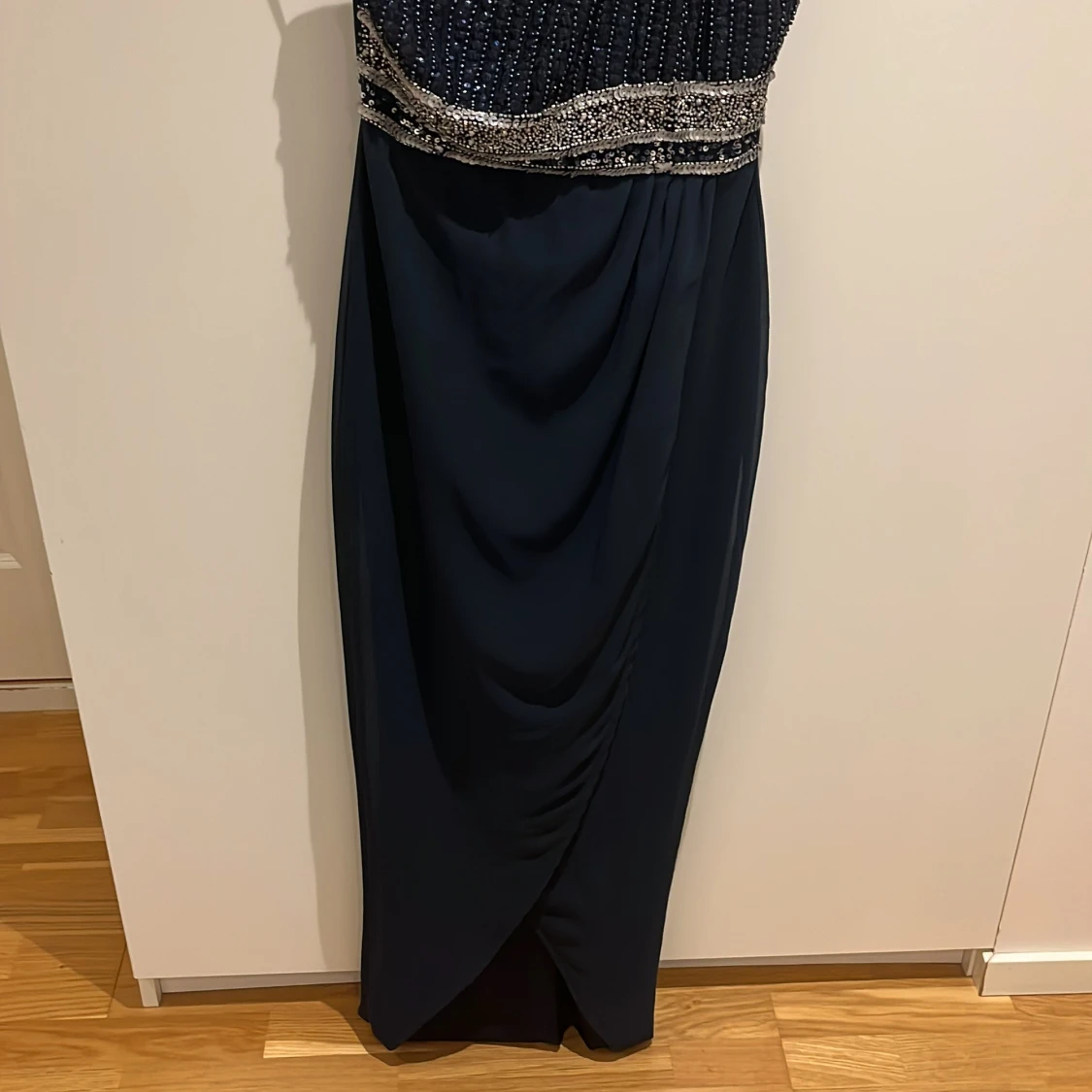 Marinblå långklänning med paljetter - 2