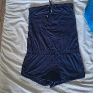 Mörkblå jumpsuitshorts från Bik Bok - Supersköna mörkblå jumpsuitshorts från Bik Bok med resår i midjan och snörning upptill. mjukt bomullsmaterial. 