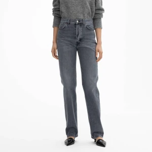 Grå raka jeans från Dagmar - Snygga grå jeans från Dagmar med raka ben och hög midja.   Använda endast 1 gång. Storlek 26/30. Säljes online för 2500