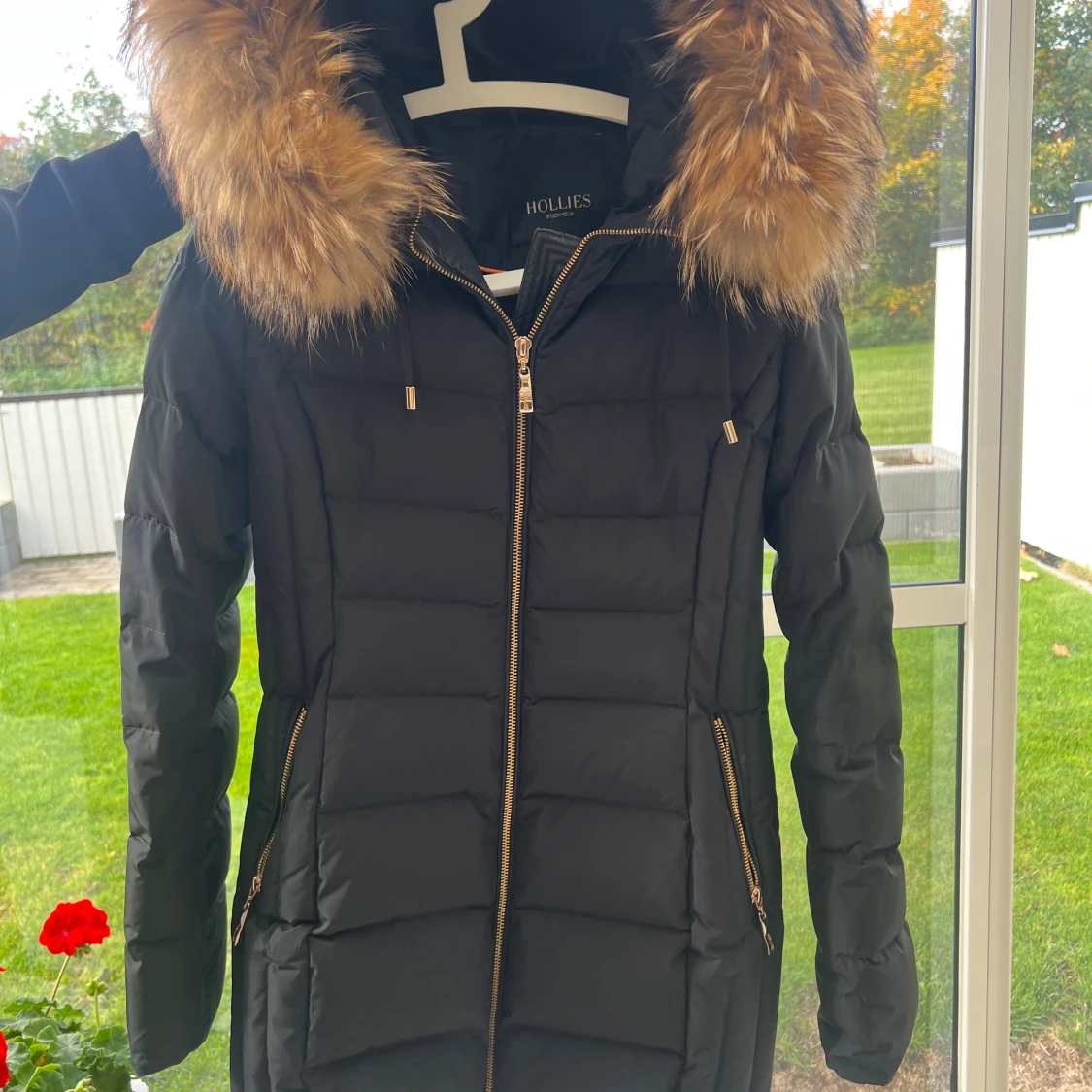 Svart lång dunjacka Hollies med pälskrage