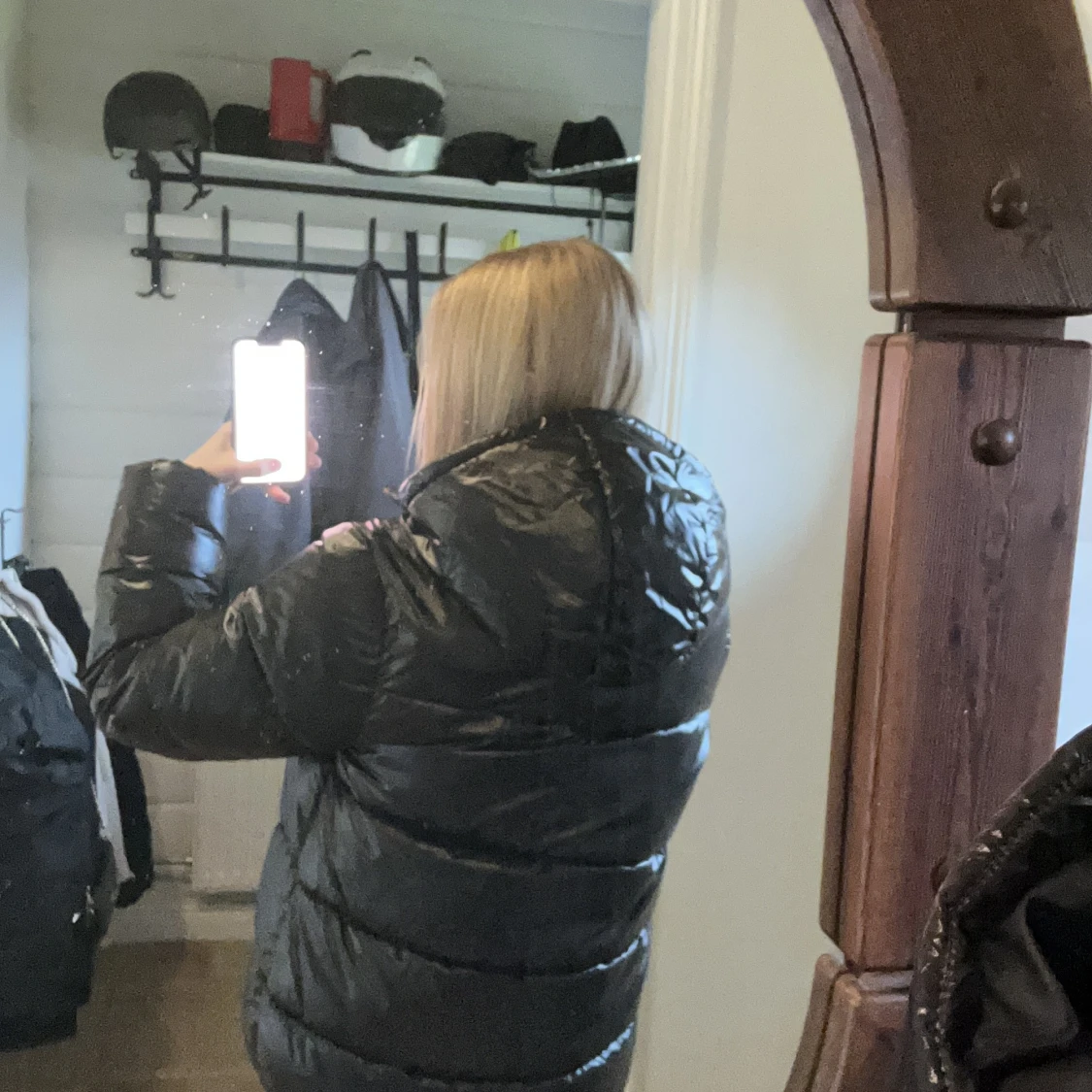 Svart glansig pufferjacka med huva - 1