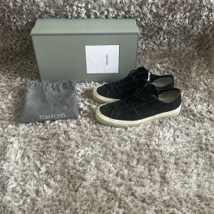 tom ford skor  - tja! säljer dessa tom ford cambridge skorna i storlek 8 vilket motsvarar 42,  fint skick! svåra att få tag på. nypris 7000 mitt pris endast 2899kr skriv om du har någon fråga// armadiosell 