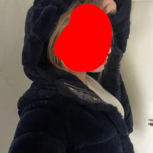 Mörkblå teddyjacka från samsoesamsoe  - Nypris ca 2500kr, mörkblå, fint skick, märket är samsoe o samsoe. Storlek m men passar mig med s bra också. Skulle säga passar mellan storlekar m-xs 