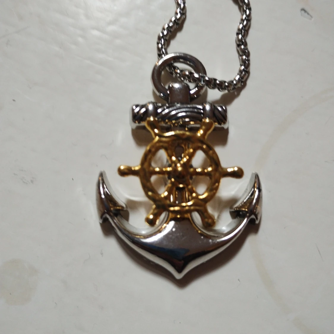 Halsband med ankare och ratt i silver och guld