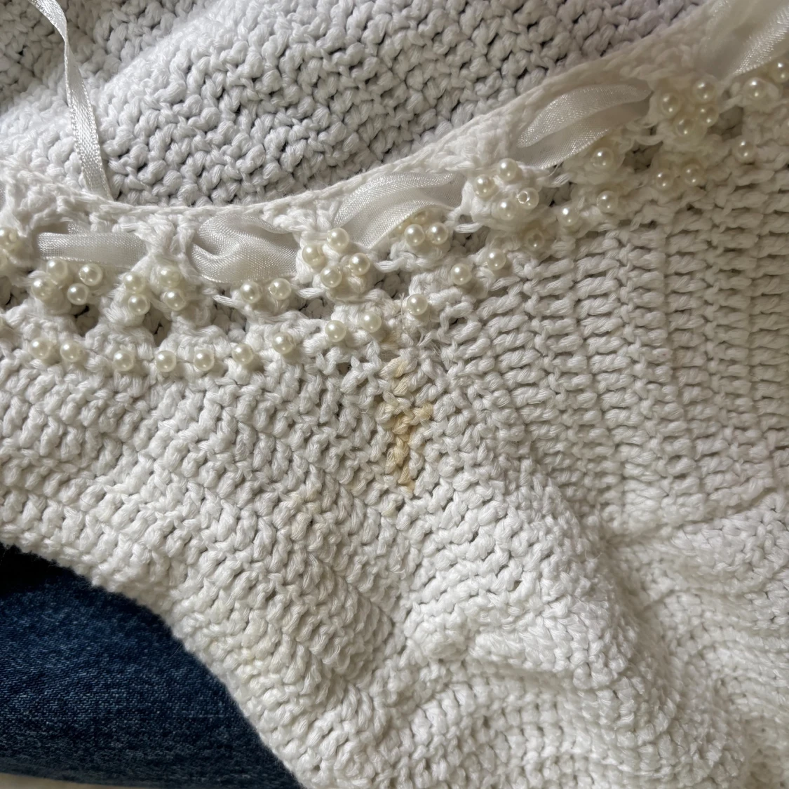 Vit stickad kofta med pärlor - 1