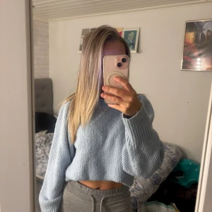 Stickad tröja - Jätte fin stickad tröja i en super fin baby blå färg, perfekt nu till hösten. Super mysig och skön. 🩵 storlek L men passar mig som har S super bra.