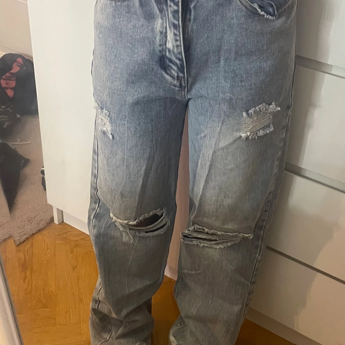 Blåå slitna wide jeans med hål