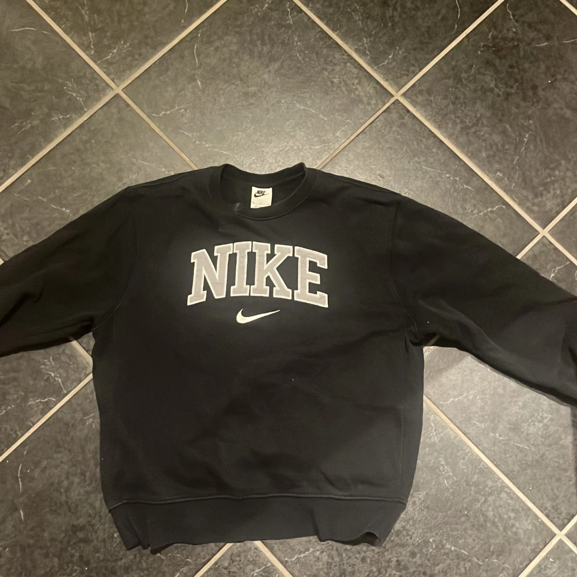 Svart Nike sweatshirt i bomull storlek M 99kr