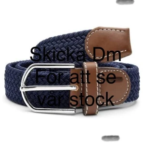 Blått flätat bälte med bruna detaljer - Snyggt flätat bälte i mörkblått med bruna skinn-detaljer och silverspänne. Perfekt accessoar för att lyfta din outfit med en klassisk och stilren look. Bältet har en flexibel design som gör det enkelt att justera.