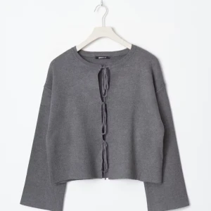 Kofta från Gina Tricot - Grå kofta från Gina Tricot i storlek S men knytning framtill. Använt fåtal gånger, inga täcken på slitage 