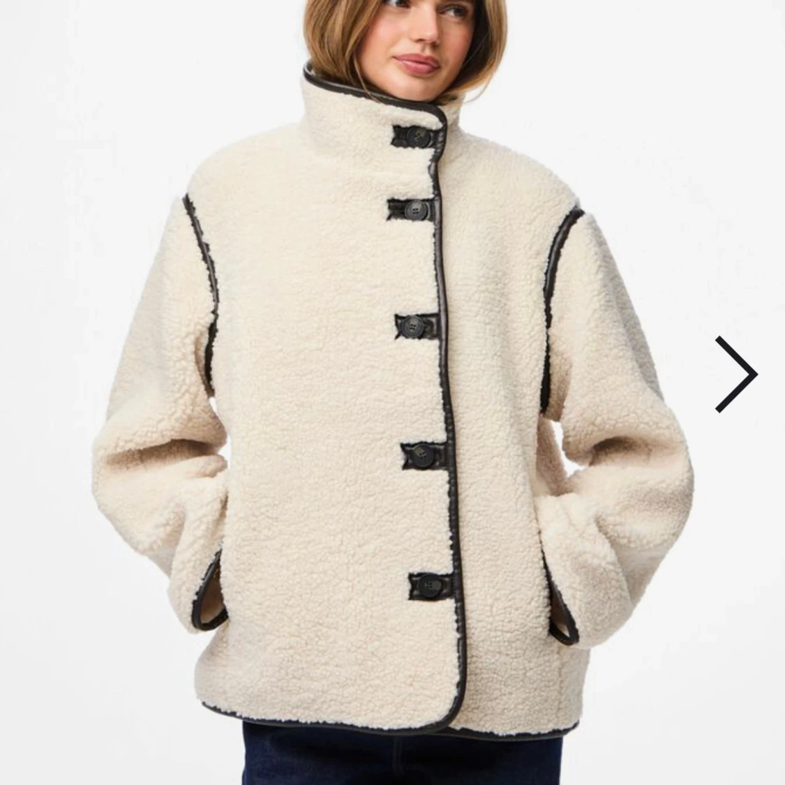 Vit teddyjacka med svarta detaljer - 2