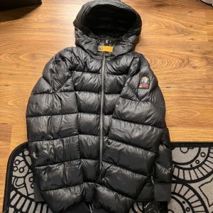 Parajumpers Pharell Sheen dunjacka  - Parajumpers pharell sheen glossig vinterjacka. Den är i mycket bra skick förutom att höger ficka inte har någon dragkedja. Annars är den i nästan perfekt skick. Perfekt till vintern.