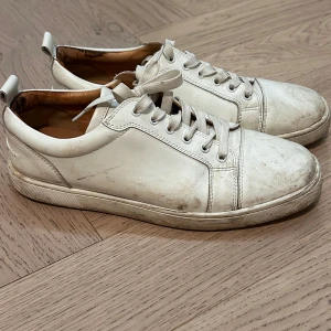 Vita sneakers från Christian Louboutin - Dirty but can be cleaned. I bought them used from vinted and they came with these stains in the back of the shoe. Dont know if authentic but i have doubts.