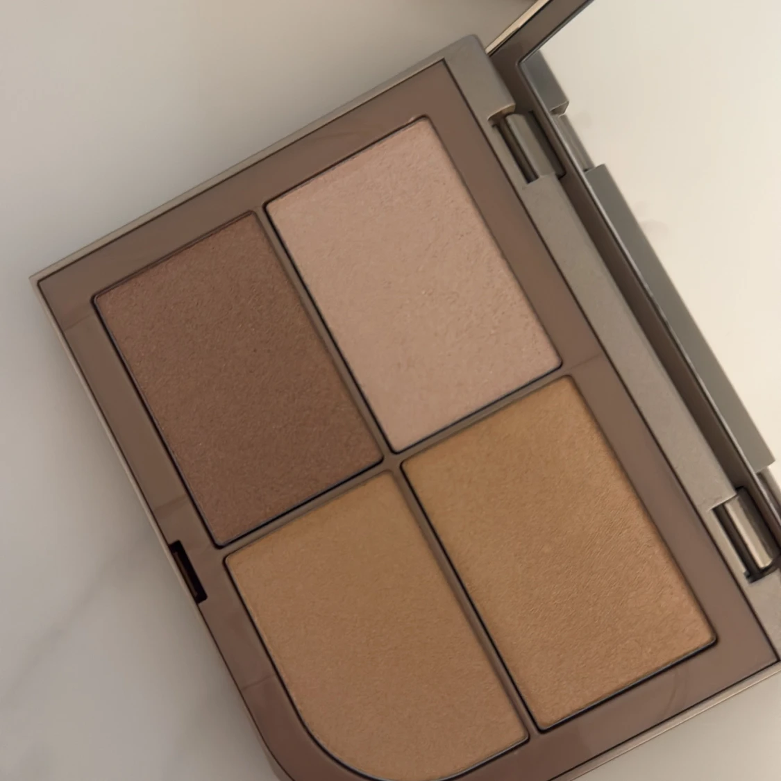 BeautyAct Iconic Glow Kit highlighter - 1