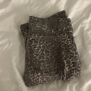 Leopardmönstrade jeans från Nelly - Säljer mina jätte fina leopard byxor från Nelly då de inte kommer till användning längre. De är använda ca 4 gånger så de är i väldigt bra skick! Pris kan diskuteras, tryck gärna på köp nu ❤️