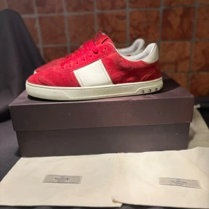 Valentino flycrew - Tja, säljer nu mina tvär feta valentino flycrews. Storlek 42 (passar 43) väldigt fint skick! Skor, box samt dustbags medföljer. Skriv vid minsta lilla fundering! Pris är ej hugget i stenen. Byten kan vara intressant.