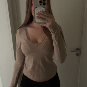 Beige ribbad långärmad topp - Säljer en beige ribbad topp med lång ärm och v-ringning. Om ni har några frågor skriv privat. 