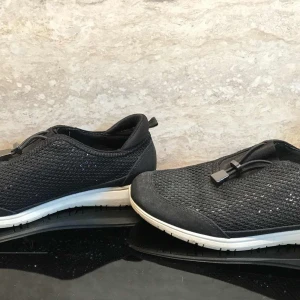 Svarta sneakers / tygskor med glitter strl 38 - Lite glitter / skimmer  Hela och rena  Vårskor