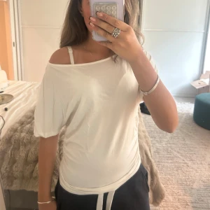 Vit offshoulder topp i bomull - Storlek S men passar även xs. Använd 2 gånger. Som ny inget skadat eller sönder. Säljer en vit offshoulder topp i mjuk bomull. Toppen har korta ärmar och en lös passform som sitter snyggt över axeln. Perfekt för dig som gillar en enkel och clean stil. Superenkel att matcha med både jeans och kjol. 🥰🥰
