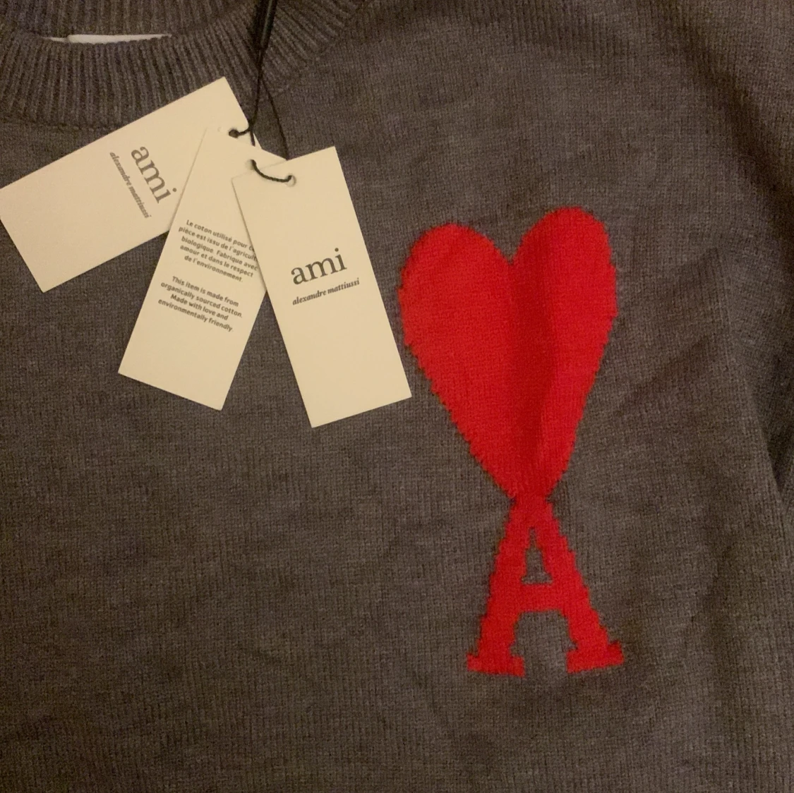 Grå stickad tröja från Ami med rött hjärta - 1