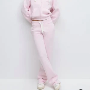 Ljusrosa mjukisbyxor från Gina - Supermysiga ljusrosa mjukisbyxor med raka ben och vit snörning i midjan. Använda två gånger! Storlek xxs men är stretchiga. Nypris 330kr