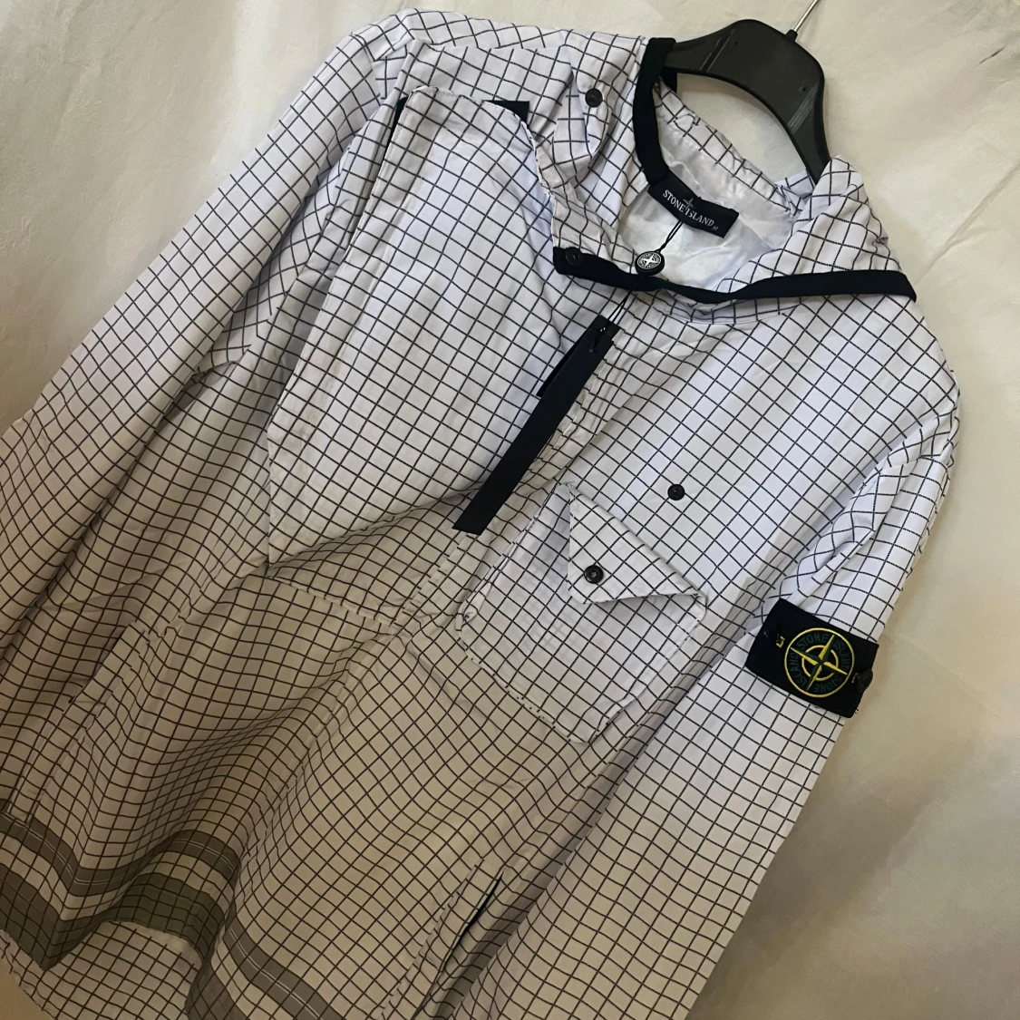 Vit rutig vindjacka från Stone Island