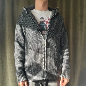 Fodrad cardigan jacka - grå - Tjena! Säljer denna sjukt snygga fodrade cardigan som är otroligt mysigt och passar perfekt nu till höst och vinter. Jag är 184 cm lång! Vid minsta fråga är det bara att ni hör av er🤝🏼