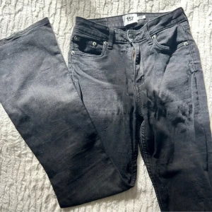 Svarta flare jeans  - Svarta jeans från 157 i modellen Snake Flare. Byxorna har klassisk femficksdesign, hög midja och utsvängda ben. Tillverkade i stretchig bomullsdenim för en bekväm passform. Perfekta för dig som gillar en retroinspirerad look.