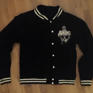 Rare Asking Alexandria bomberjacka (2008) - Det här är en bomberjacka från bandet Asking Alexandria. Eftersom den är rare så går den för ett högt pris
