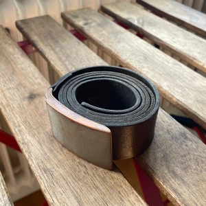 Brunt skärp i skinn från H&M - Snyggt brunt bälte i äkta skinn från H&M med en stilren, rektangulär metallspänne i silverfärg. Bältet har klassisk design och flera hål för justerbar passform. Perfekt accessoar för att lyfta din outfit.